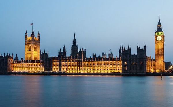 У парламенті Британії знайдено підозрілу речовину, двоє госпіталізованих. У зв'язку з інцидентом територія навколо будівлі оточена.