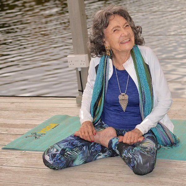 99-річна викладачка йоги назвала 5 правил довгого і щасливого життя. Тао Порчон-Лінч - найстарша адептка йоги в світі. Їй 99 років, але вона продовжує практикувати йогу і займатися танцями