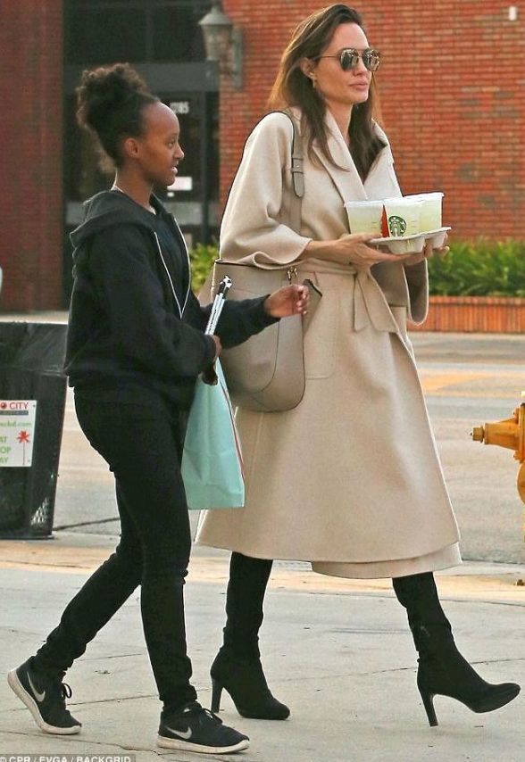 Сімейна прогулянка: Анджеліна Джолі гуляє з дочками по Лос-Анджелесу. Анджеліна Джолі разом з доньками Вів'єн і Захарою гуляє по Лос-Анджелесу