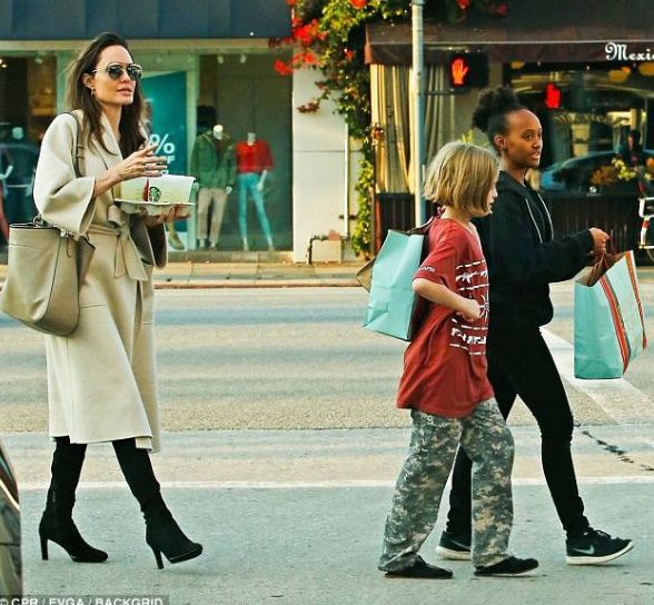Сімейна прогулянка: Анджеліна Джолі гуляє з дочками по Лос-Анджелесу. Анджеліна Джолі разом з доньками Вів'єн і Захарою гуляє по Лос-Анджелесу