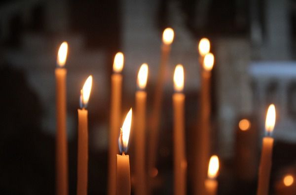 Як правильно ставити свічку у церкві. Скільки свічок, кому і як потрібно ставити в церкві 
