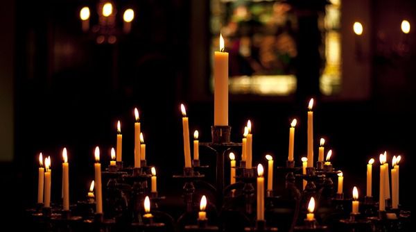 Як правильно ставити свічку у церкві. Скільки свічок, кому і як потрібно ставити в церкві 