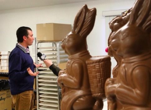 Трампа-молодшого висміяли в соцмережах за розмову з шоколадним зайцем. Фотографія Дональда Трампа-молодшого де він дає інтерв'ю шоколадному зайцю стала приводом для насмішок в соціальних мережах.
