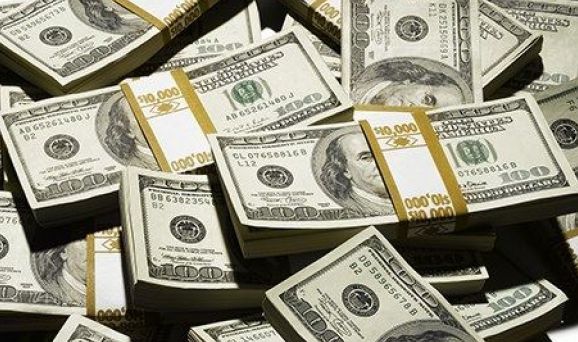 За два дні НБУ купив $135 млн. Середньозважений курс гривні за результатами аукціону склав 25,92 гривні за долар.