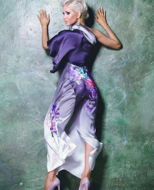 Неперевершена Катя Бужинська виклала в Instagram нескромне фото. Співачка продемонструвала апетитні форми в красивому платті.