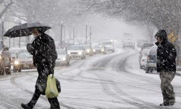 В Україні у четвер, 15 березня, очікується сира погода, місцями пройде дощ з мокрим снігом. 15 березня погоду в Україні визначатиме волога і тепла повітряна маса з температурою в більшості областей вище кліматичної норми для цього періоду. 