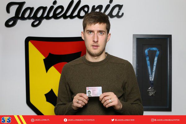 Український футболіст похвалився польським паспортом. Уродженець Ковеля змінив громадянство.