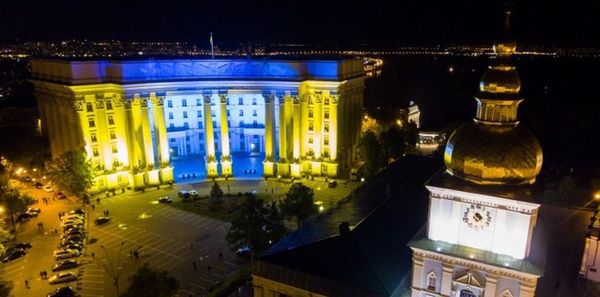 Київ висловив протест через візит Путіна до Криму. МЗС України протестує у зв'язку з візитом Путіна в Крим 14 березня.