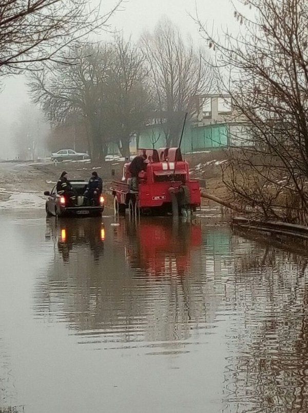 Під Києвом прорвало дамбу, людей рятували на човнах. У середу, 14 березня, вода з фільтратом з озера, розташованого поблизу звалища в селі Тарасівка, прорвала дамбу.