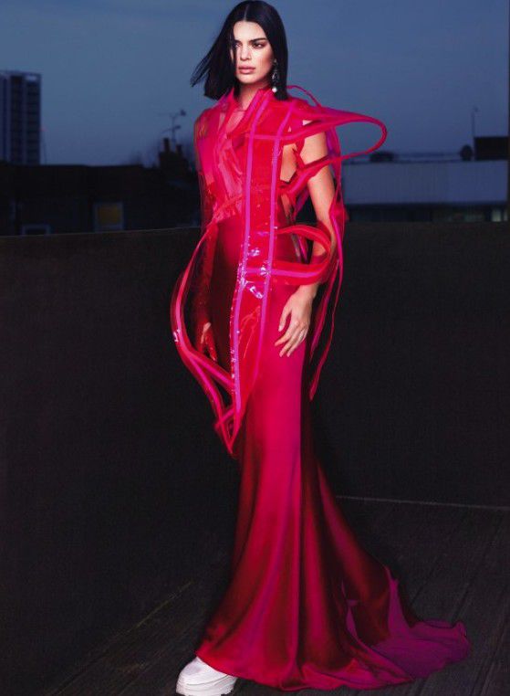 Кендалл Дженнер знялася в розкішній фотосесії. Всесвітньо відома американська модель Кендалл Дженнер стала героїнею квітневого випуску модного глянцю Vogue.
