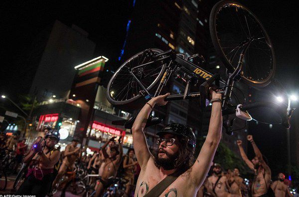 Тисячі голих бразильців влаштували марафон, щоб показати водіям щось важливе!. Як вам така акція?