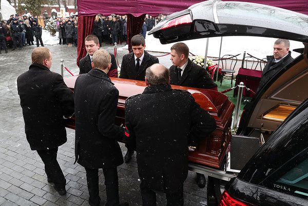 У Росії попрощалися і поховали Табакова (фото). Ховали зі священиком.