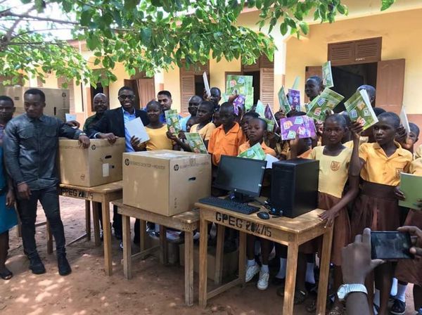 Сільському вчителеві в Гані, який крейдою малював монітори на дошці, подарували комп'ютери. Вчитель працює в початковій школі в ганської селі, де немає жодного комп'ютера, Microsoft і НИИТ подарували комп'ютери.