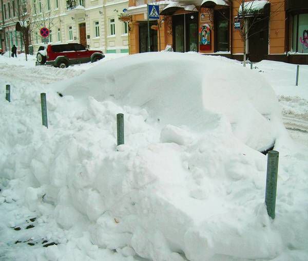  Синоптики обіцяють киянам сніговий апокаліпсис: як в березні 2013-го (фото). 17-19 березня на Україну чекає сніговий колапс з поривами вітру до 15-18 м/с і ожеледицею. 