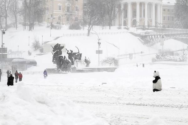  Синоптики обіцяють киянам сніговий апокаліпсис: як в березні 2013-го (фото). 17-19 березня на Україну чекає сніговий колапс з поривами вітру до 15-18 м/с і ожеледицею. 