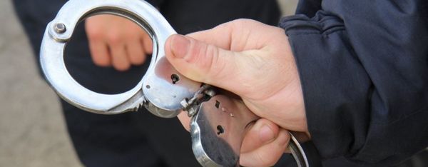 У столиці  затримали чоловіка, який "замінував" Раду. Столичні правоохоронці затримали уродженця Донецької області за неправдиве повідомлення про замінування Верховної Ради