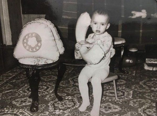 Співачка та модель Даша Астаф'єва показала в мережі свої дитячі фото. Цього разу вона зворушила користувачів архівними знімками.
