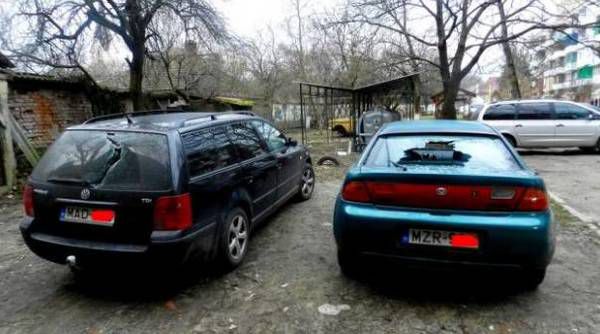 З'явилось відео як на Закарпатті провокатори трощили автівки з угорськими номерами. У мережі поширили відео з камер спостереження, на якому видно, як невідомі розбивають скло на автомобілях із угорською реєстрацією,