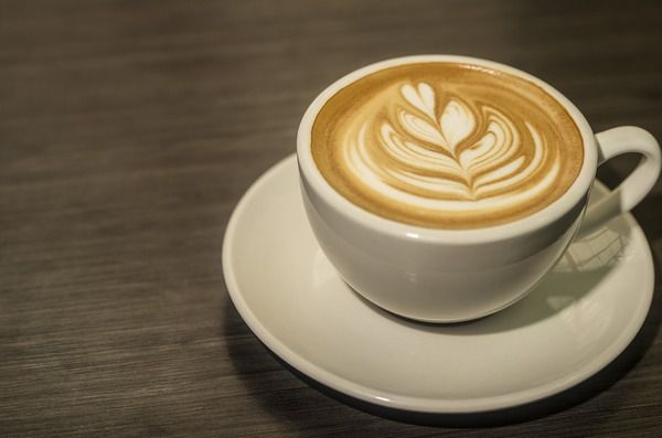 чому не варто додавати в каву вершки або молоко?