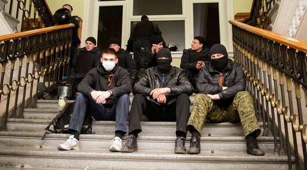 Після закінчення війни, Луганщину чекає нова "бійня". Журналіст розповів про боротьбу за вакантне місце "наглядача" в регіоні.