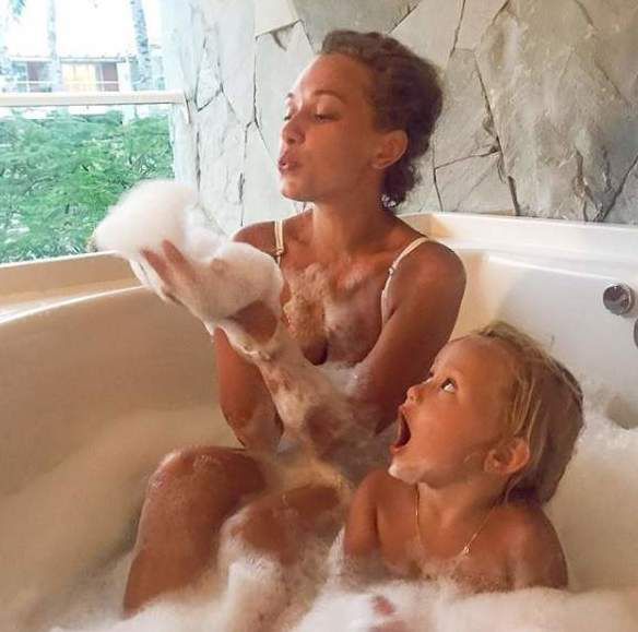 Українська співачка поділилася знімком з дочкою у ванній (фото). Співачка поділилася новою фотографією з відпустки в екзотичному місці.