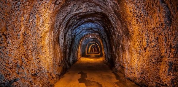 Археолог виявив в Берліні двері, що ведуть в тунелі "холодної війни". У Берліні випадково знайдено секретний тунель часів «холодної війни».