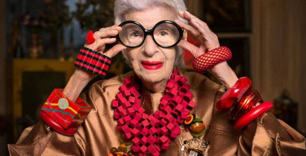 Ікона стилю 96-річна Айріс Апфель стала лялькою Барбі. 2013-го Апфель визнали однією з 50 наймодніших жінок світу, яким за 50.