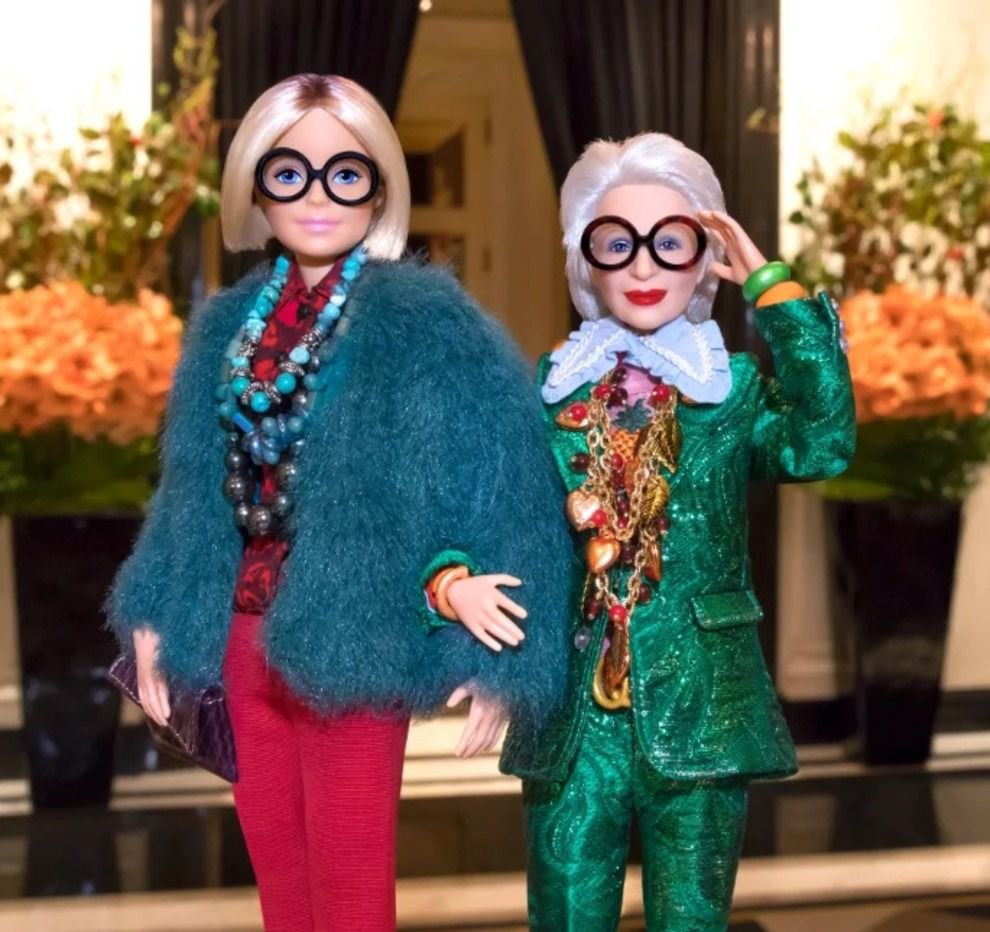 Ікона стилю 96-річна Айріс Апфель стала лялькою Барбі. 2013-го Апфель визнали однією з 50 наймодніших жінок світу, яким за 50.