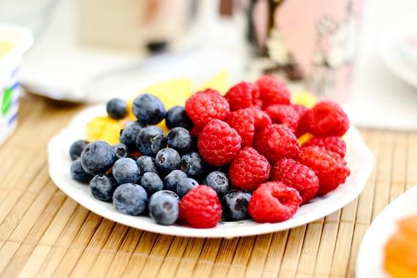 Медики розповіли, чому не можна їсти на вечерю фрукти. У фруктів високий вміст фруктового цукру відомого, як фруктоза.
