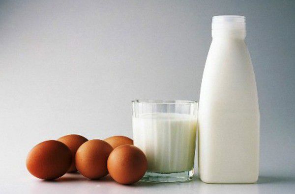 Дієтологи назвали продукти, які бажано НЕ вживати з молоком. Деякі комбінації з цим напоєм можуть викликати негативну реакцію у вашому організмі.