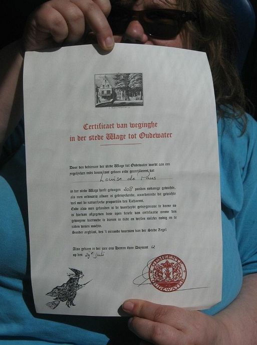 Цікаві факти: як у Голландії визначали, чи є жінка чаклункою (Фото). Якщо вага жінки на "чаклункиних вагах" визнавалася нормальною, вона отримувала Сертифікат, що підтверджує непричетність до диявольських витівок.