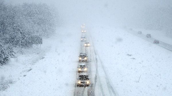 Україну атакував потужний снігопад. Київ закритий на в'їзд для фур, десятки міст залишилися без світла, відбувається багато ДТП.