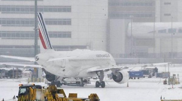 У Києві через снігопади скасовують рейси в аеропортах. У зв'язку з цим пасажирам рекомендують заздалегідь уточнювати розклад на онлайн табло сайту аеропорту.