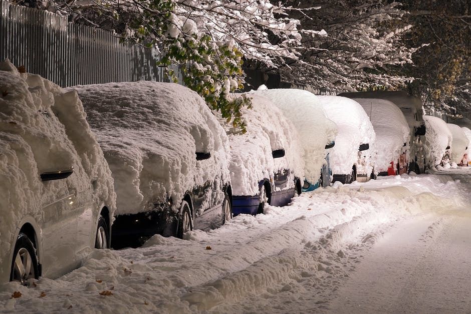 Мешканка Києва "втратила" автомобіль в снігу. Снігоприбиральна техніка закидала авто снігом.