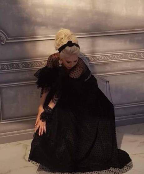 Співачка Катя Бужинська поділилася новою фотографією, яка схвилювала її фоловерів. У соціальній мережі співачка поділилася знімком, на якому вона зображена в пишному чорному платті