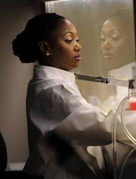 Знайомтеся: Лікар, яка навчилася вбивати рак лазером!. Доктор Хадія Грін — надія мільйонів.