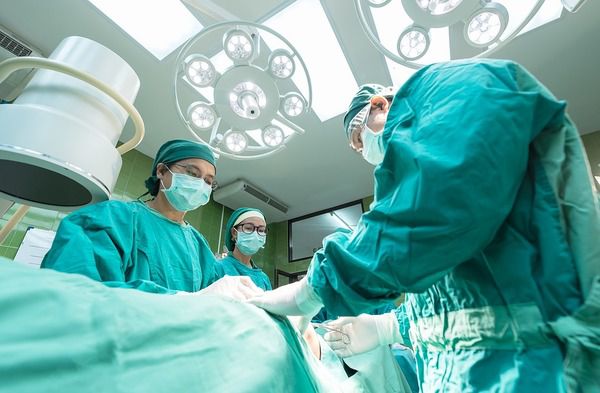 Ви коли-небудь замислювалися, чому хірурги ходять в зелених халатах?. Причина - вражаюча!