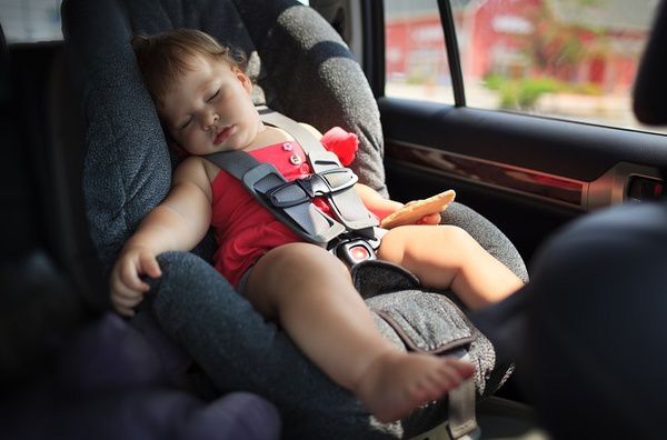 Чому сон в машині так небезпечний для дитини?. Як правило, всі маленькі дітки дуже швидко засинають в дорозі: в колясці, в машині або слінгу.