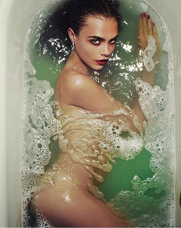 Актриса і співачка Кара Делевінь гаряче позує у ванній для нової фотосесії. Кара Делевінь показала, як гарно вона приймає ванну.