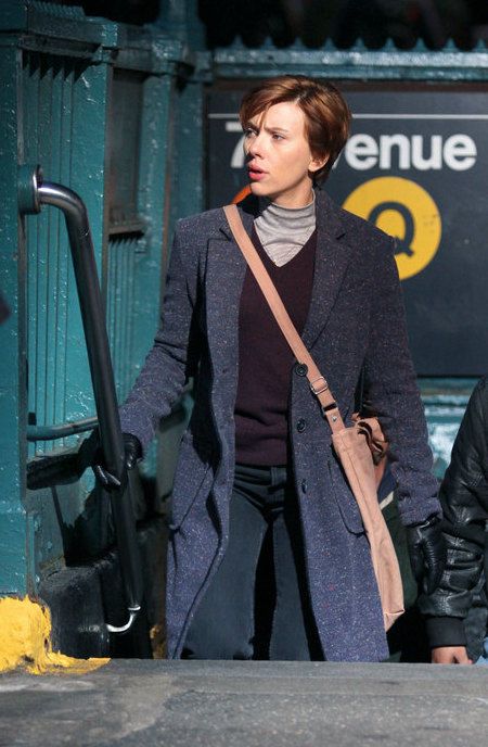 Скарлетт Йоханссон змінила імідж заради нової ролі. Днями папараці зняли зірку на вулицях Нью-Йорка на зйомках нової стрічки.