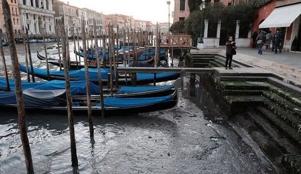 Як виглядає Венеція без води: незвичайні кадри "зневоднених" вулиць. В останні роки мандрівників, які приїжджають в Італію, очікує велике розчарування.