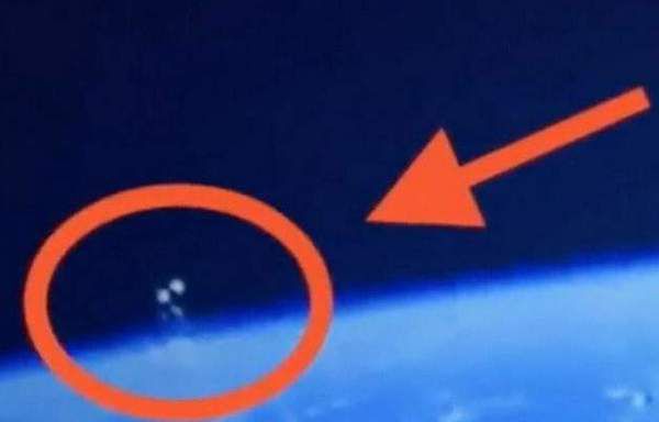 Камера на борту МКС зняла ціле скупчення НЛО. Походження об'єктів до цих пір невідомо.