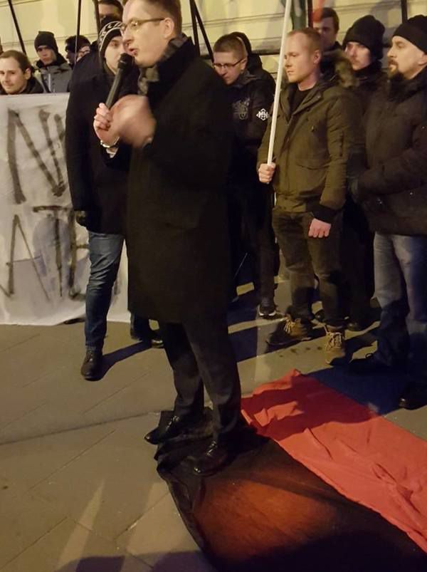 У Польщі націоналісти спалили портрети Бандери і Шухевича і розтоптали червоно-чорний прапор. Увечері в понеділок, 19 березня, біля посольства України в Варшаві відбувся мітинг польських націоналістів з антиукраїнськими гаслами. 