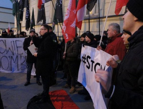 У Польщі націоналісти спалили портрети Бандери і Шухевича і розтоптали червоно-чорний прапор. Увечері в понеділок, 19 березня, біля посольства України в Варшаві відбувся мітинг польських націоналістів з антиукраїнськими гаслами. 