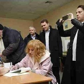 Алла Пугачова на виборах звернулася до президента словами Воланда. Алла Пугачова і її чоловік Максим Галкін прийшли голосувати на виборах президента в Звенигороді.