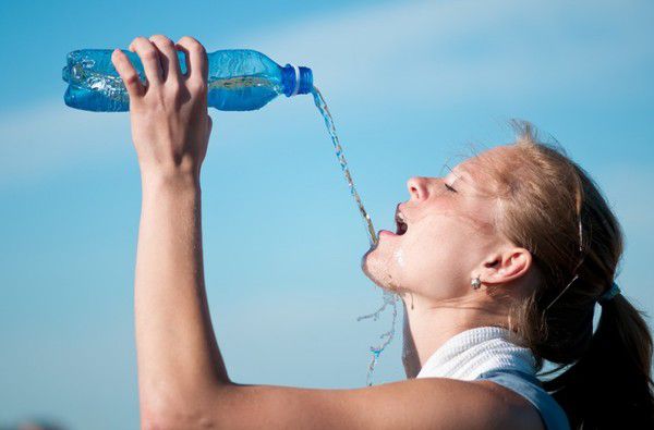 Вода з домішками - нова причина не пити з пластикових пляшок. Коли ми п'ємо воду з пластикової пляшки, з великою ймовірністю приймаємо разом з нею частинки пластику!.