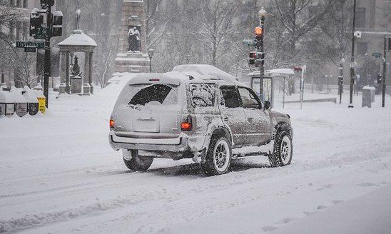 Київ стоїть у "мертвих" пробках: у місті багато ДТП. Комунальники не справляються з прибиранням снігу, через що на дорогах сталося багато аварій.
