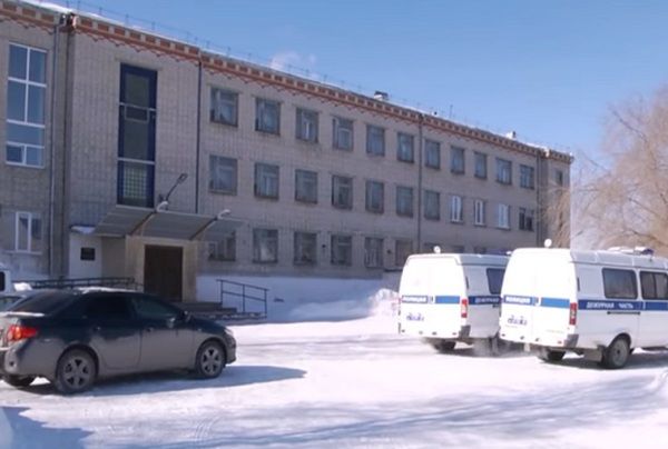 13-річна учениця відкрила стрілянину - постраждали семеро дітей. 13-річна учениця школи № 15 в місті Шадринськ (Курганська область) на перерві влаштувала стрілянину з пневматичного пістолета.