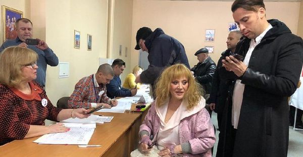 У Мережі щосили обговорюють фото Пугачової і Галкіна на виборах. Голосувала, як в останній раз.