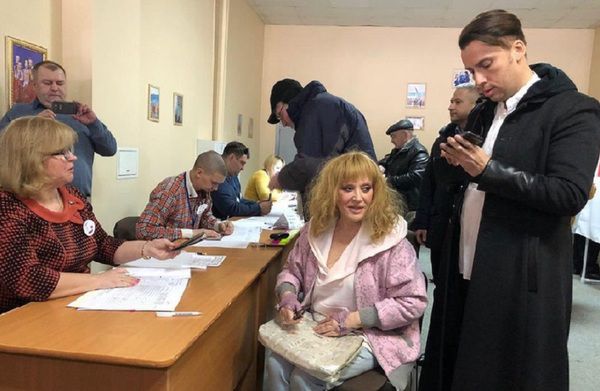 У Мережі щосили обговорюють фото Пугачової і Галкіна на виборах. Голосувала, як в останній раз.